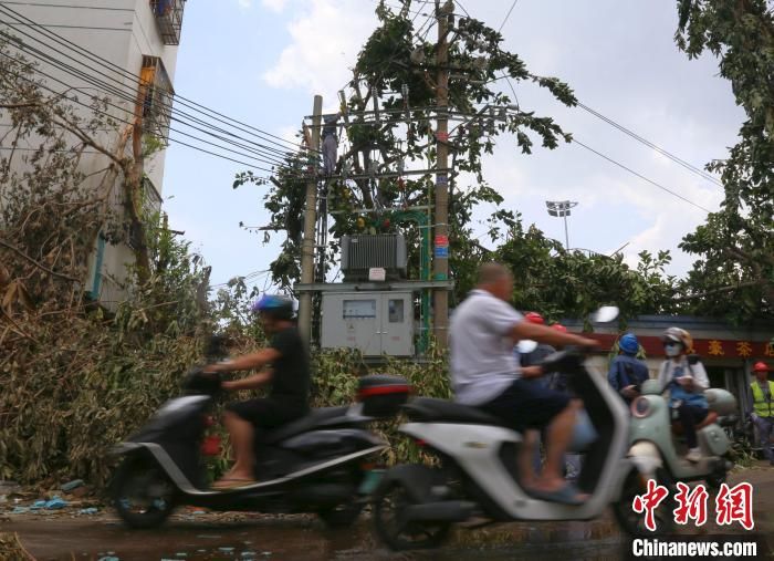 海南遭遇超强台风后72小时：电、网渐通