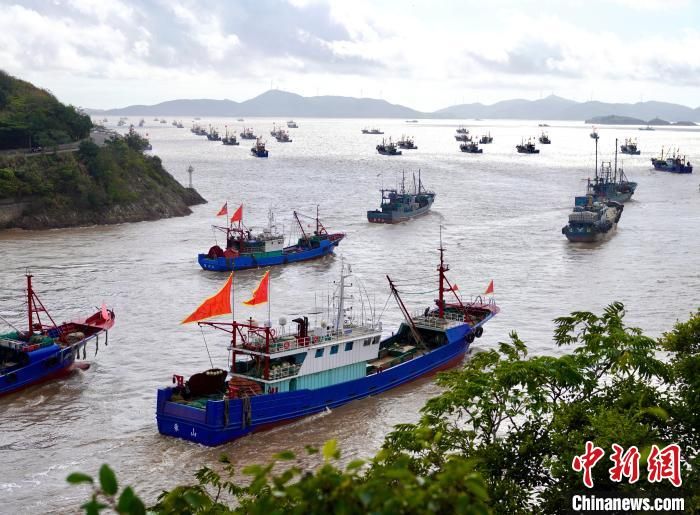 浙江象山石浦港千帆竞发 渔民出海寻鲜